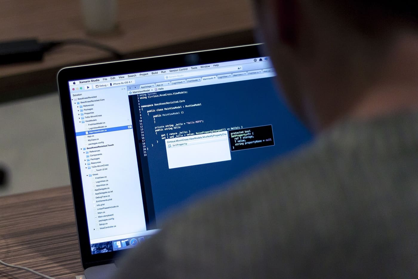 Equipo de ProcessBi revisando el sitio web de un cliente