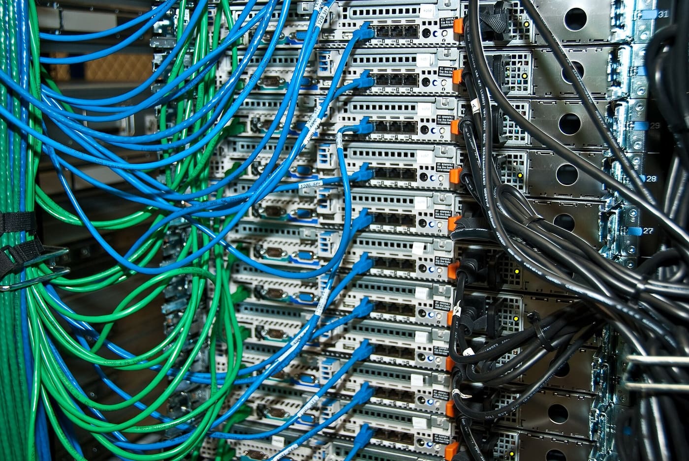 Técnico de ProcessBi revisando equipos de red en un rack