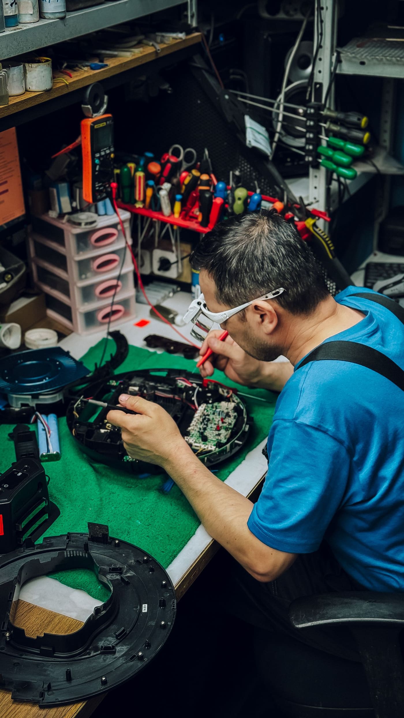 Técnico de ProcessBi dando mantenimiento a equipo de cómputo